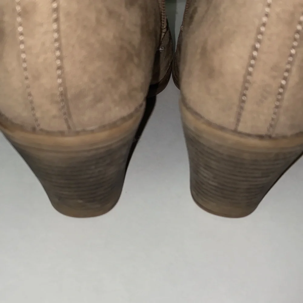 Chelsea Moreland Taupe Faux Suede Ankle Boot with inside Zipper Size 7 Medium